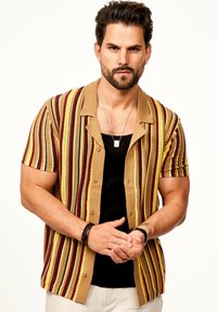 Kurzarm-Hemd mit Knöpfen in Beige mit mehrfarbigen vertikalen Streifen in Rotbraun, Gelb und Dunkelbraun; gestrickte Textur und Kragen-Design.