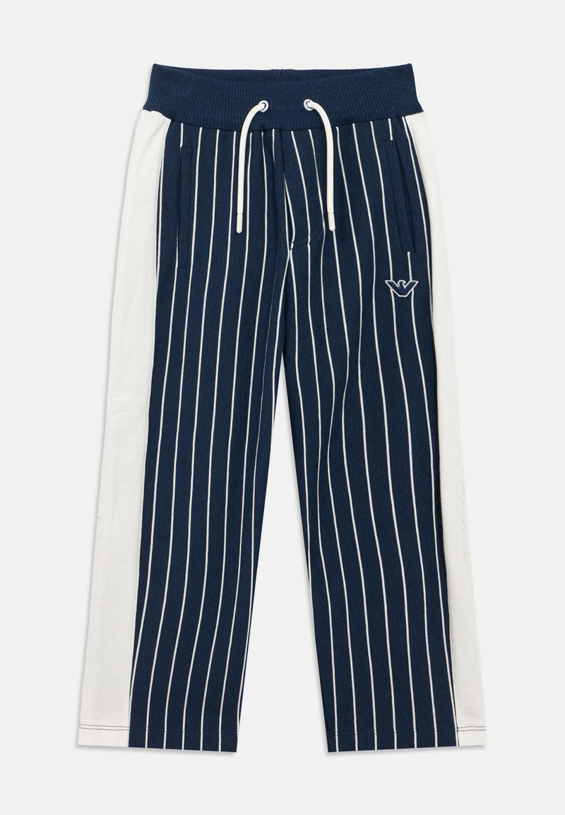 Παντελόνι φόρμας με ναυτικό μπλε και λευκές ρίγες, με ριμπ μέση, κορδόνι και πλαϊνές τσέπες. Διαθέτει κεντημένο λογότυπο στο αριστερό μηρό.