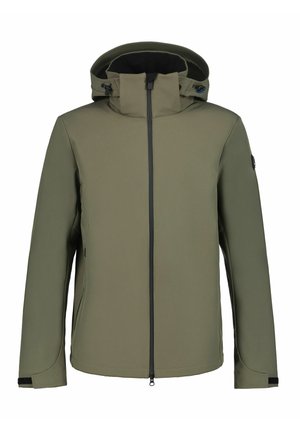 Olijfgroene jas met capuchon, volledige voorrits, verstelbare manchetten, zijzakken en een logopatch op de linker mouw.