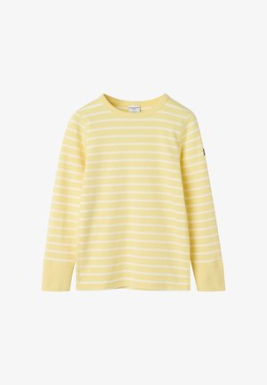Langærmet gul skjorte med hvide horisontale striber, rund hals og ribbede manchetter vist mod en hvid baggrund.