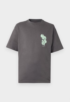 Γκρι βαμβακερή μπλούζα t-shirt με στρογγυλή λαιμόκοψη και κοντά μανίκια, διαθέτει γραφικό σχέδιο σε μέντα πράσινο χρώμα στην αριστερή πλευρά του στήθους.