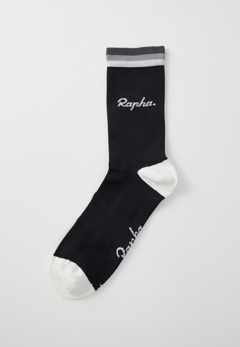 Calcetín de ciclismo negro con puntera y talón blancos, con rayas grises y blancas en el puño y el logotipo "Rapha." en punto blanco. Textura de malla en general.