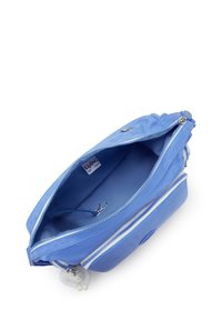 Blå tygpåse med en dragkedjeöppning. Inuti finns en ljusare blå foder, en klippfäste och en vit accentdragkedja.