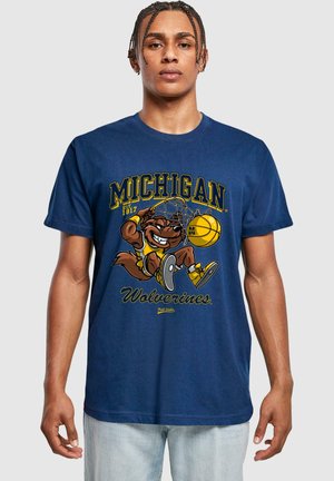 Marineblaue Baumwoll-T-Shirt mit einem Grafik eines Cartoon-Wolverines mit einem Basketball, beschriftet mit "MICHIGAN Wolverines." Normale Passform.