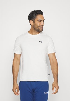 Hvid t-shirt med korte ærmer lavet af bomuld, med et sort Puma-logo på venstre bryst. Rund hals med lige kant og sideetiket.