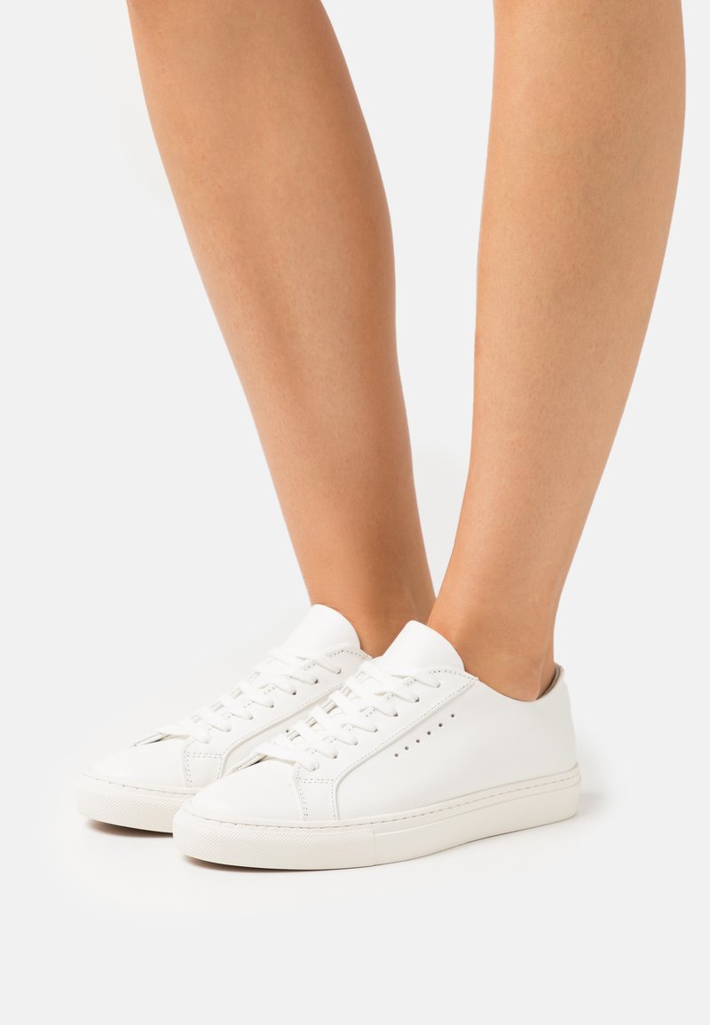 utslag Barter flykt från fängelse vita sneakers dam filippa k