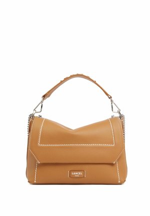 Sac à bandoulière en cuir fauve avec coutures blanches, fermoirs argentés, poignée courte, et étiquette "Lancel Paris" au centre avant.