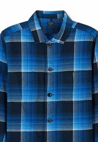 Blaues und marineblau kariertes Hemd aus Baumwolle mit durchgehender Knopfleiste, zwei Brusttaschen und Kragen. Verfügt über ein strukturiertes, kariertes Muster.