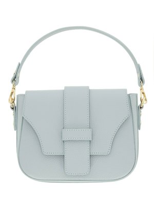 Jasnoniebieska skórzana torebka z przednią klapką i detalem paska, z pojedynczą rączką i złotymi elementami metalowymi.