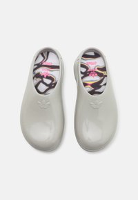 adidas Originals PRIDE ADIFOM STAN MULE - Natikači s peto - silver-coloured