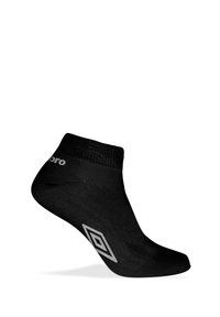 Chaussette noire cheville avec un bord côtelé, texture lisse et un logo en diamant argenté sur le côté. Design léger et ajusté.