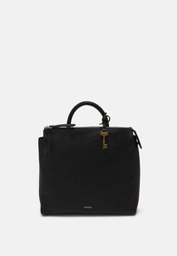 Schwarze Lederhandtasche mit Obergriff, goldfarbenem Reißverschluss und dekorativem goldenen Schlüsselanhänger, mit dem Markennamen "Fossil" im unteren Zentrum.