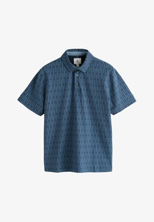 Niebieska koszulka polo z krótkim rękawem, wzorem strzałek, dwukierunkowym zapięciem na guziki i szpiczastym kołnierzykiem na białym tle.