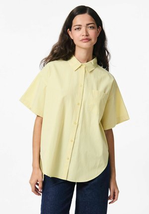 Lichtgele hemd met korte mouwen, voorzien van verticale strepen, een button-down kraag en een borstzakje. Zachte textuur en een relaxte pasvorm.