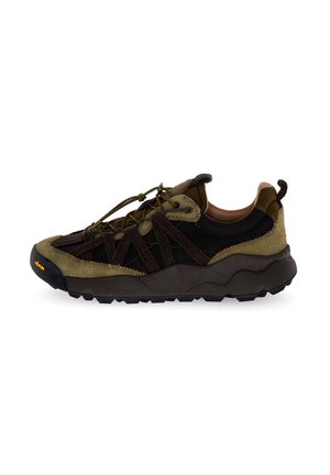 Sneaker marrone e verde oliva con una tomaia in suede testurizzato, rete nera a contrasto e suola in gomma; presenta lacci e un linguetta per il trasporto.