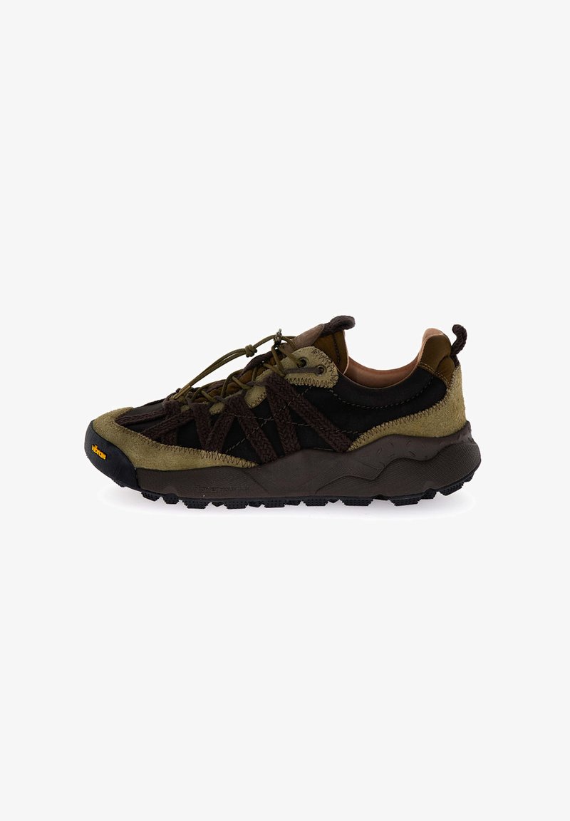 Sneaker marrone e verde oliva con una tomaia in suede testurizzato, rete nera a contrasto e suola in gomma; presenta lacci e un linguetta per il trasporto.