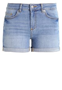 Shorts in denim azzurro chiaro con orlo arrotolato, dotati di tasche frontali e posteriori, chiusura con bottone in metallo e lavaggio sbiadito.
