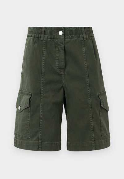 Ελαιόχρωμα cargo σορτς με ελαστική μέση, δύο πλευρικές τσέπες και δύο μπροστινές cargo τσέπες, με ασημί μεταλλικά αξεσουάρ.