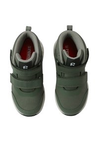 Zielone syntetyczne sneakersy typu high-top z podwójnymi zapięciami na rzepy, szarym wykończeniem i białą gumową podeszwą z teksturowanymi akcentami.