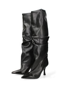 Bottes en cuir noir taille genou avec un design décontracté, bout pointu et accents brillants sur les embouts et les talons.