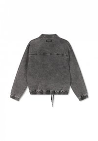 Giubbotto in denim grigio con colletto, vita elastica e cordino. Presenta una cucitura a yoke e polsini a coste. Etichetta sul retro visibile.