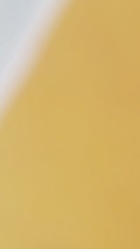 Fundo com gradiente de cor amarela e branca, apresentando uma textura suave e brilhante que transita do branco para o amarelo brilhante.