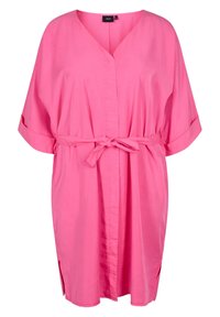 Różowa sukienka z paskiem w talii, z dekoltem w kształcie litery V, krótkimi rękawami, bocznymi rozcięciami i luźnym krojem, wykonana z gładkiego materiału. Brak widocznych wzorów lub elementów metalowych.