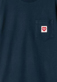 Granatowa bawełniana koszulka z okrągłym dekoltem i kieszenią na piersi. Na białym tle znajduje się logo czerwonego serca z napisem "Carhartt WIP".