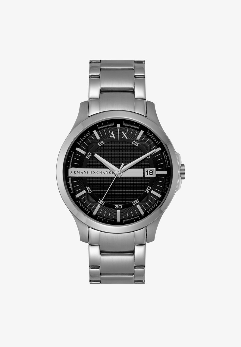 Hõbedane roostevabast terasest kell, millel on ümmargune must tekstuuriga kellanäit. Omab valgeid tunni markereid, hõbedasi käsi ja kuupäevanäitu.