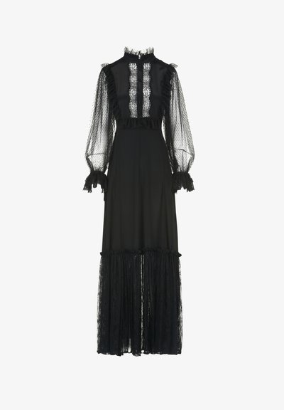 Robe noire avec de longues manches bouffantes transparentes et des poignets à volants. Présente un col montant, des détails en dentelle et un ourlet en dentelle à étages. Tissu léger.
