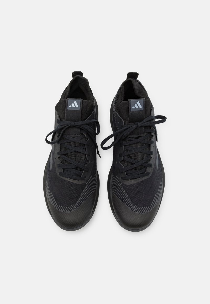 Zapatillas deportivas negras con un upper texturizado, presentan una puntera sólida, cordones redondos y un logo en la lengüeta.