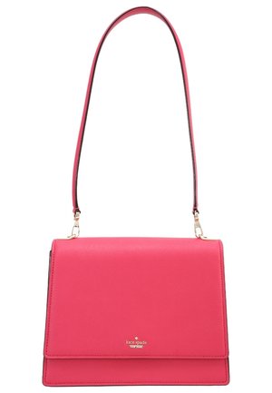 Sac à bandoulière en cuir rose vif avec des ferrures dorées et une sangle réglable, petit logo Kate Spade sur le rabat avant.
