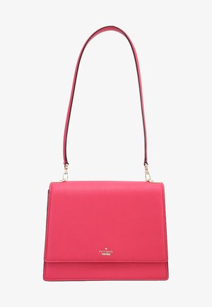 Jasnoróżowa skórzana torba na ramię ze złotymi okuciami i regulowanym paskiem, małe logo Kate Spade na przedniej klapce.