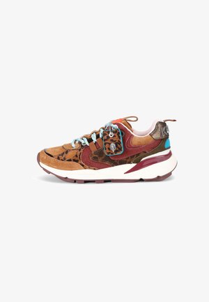 Sneakers chunky marron et bourgogne avec des accents en imprimé léopard, des lacets bleu clair et une étiquette décorative en imprimé animal accroché sur le côté.