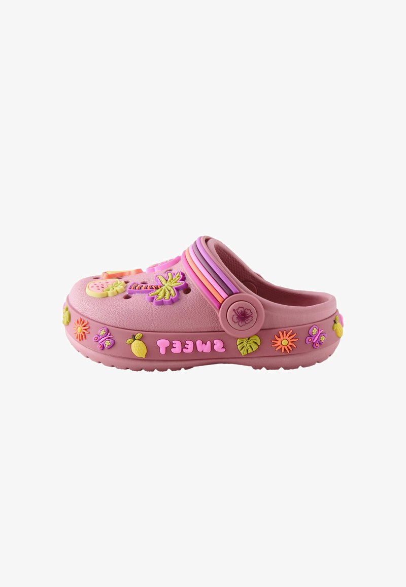 Zoccolo rosa slip-on con charm colorati a tema tropicale, cinturino arcobaleno e la parola "SWEET" sul lato della suola.