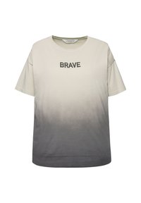 Bavlněné tričko s přechodem od světle béžové po tmavě šedou, krátké rukávy, kulatý výstřih a slovo "BRAVE" vytištěné černou barvou na hrudi.