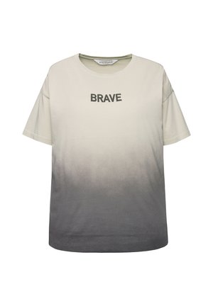 Bawełniany T-shirt w gradientzie od jasnego beżu do ciemnoszarego, z krótkimi rękawami, okrągłym dekoltem oraz słowem "BRAVE" nadrukowanym na czarno na klatce piersiowej.