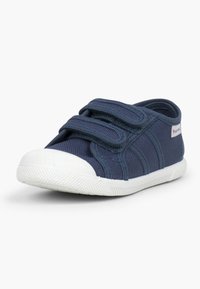 Tumesinine kangast jalanõud, millel on kaks Velcro rihma, valge kummist varbakate ja tekstureeritud kummist tald; nähtavad mustrid või logod puuduvad.