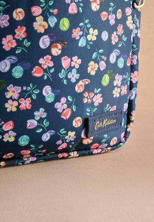 Marine bloemen tas met kleurrijke bloemen en krullen, gemaakt van stof met een gladde textuur. Inclusief een gestikte logo-label.