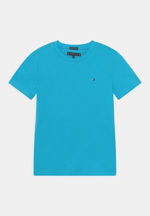 T-shirt en coton bleu uni à manches courtes, col rond et petit logo Tommy Hilfiger sur la poitrine gauche.