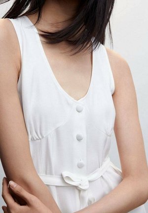 Biała sukienka bez rękawów z dekoltem w serek, z rzędem guzików i związanym paskiem w talii, wykonana z gładkiego materiału o miękkiej teksturze.