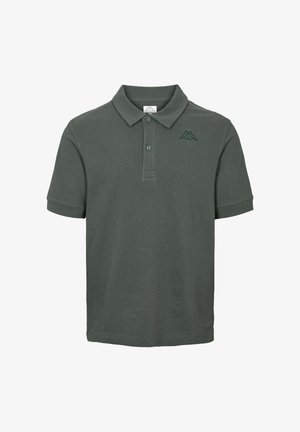 Polo de manga corta de color verde oscuro con tapeta de dos botones y pequeño logo bordado en el pecho izquierdo.