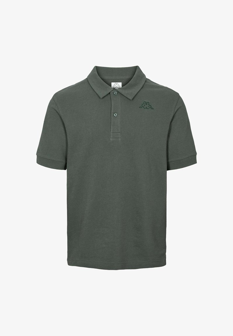 Polo vert foncé à manches courtes avec une patte de boutonnage à deux boutons et un petit logo brodé sur la poitrine gauche.