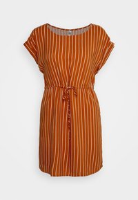 Orange randig klänning med rundad halsringning, korta ärmar och ett åtsittande midjeband med knytdetalj. Tillverkad av ett lätt tyg.