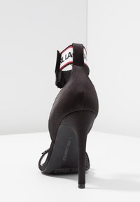 KARL LAGERFELD Sandały na obcasie