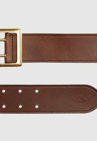 Καφέ δερμάτινη ζώνη με χρυσή μεταλλική πόρπη και έξι οπές για ρύθμιση, με ανάγλυφο το λογότυπο της Levi's στην στενή άκρη.