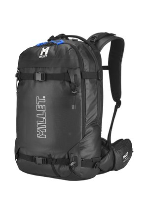 Sac à dos de randonnée Black Millet avec plusieurs sangles, bretelles épaisses pour les épaules et la taille, tirettes de fermeture éclair bleues et logo de la marque à l'avant.