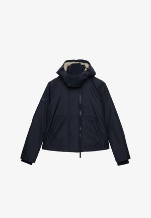 Granatowa kurtka z kapturem na zamek z przodu, bocznymi kieszeniami, kapturem wyłożonym polarem oraz logo Superdry na kapturze i rękawie.