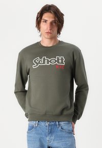 Felpa verde oliva in cotone con maniche lunghe, collo a coste rotondo e logo "Schott" bianco con accento rosso "N.Y.C".