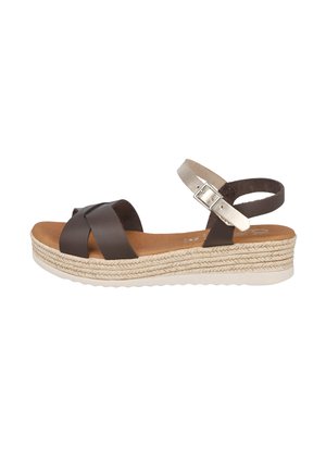 Sandalia de plataforma de cuero marrón con entresuela de cuerda tejida, tira de tobillo con hebilla plateada y suela exterior de goma beige.
